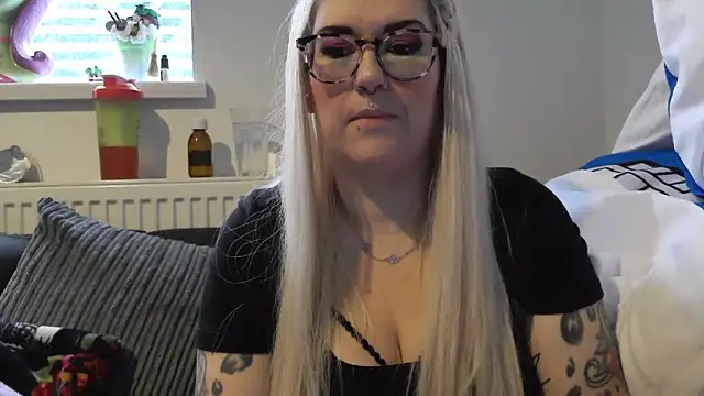 Snapshot of Sizzling_Indie36 chatting on November 5, 1:44 pm Sizzling Indie36 online show from November 5, 1:44 pm