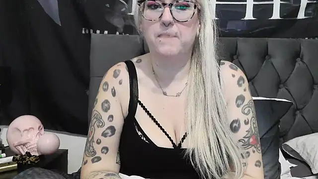 Snapshot of Sizzling_Indie36 chatting on November 8, 12:22 am Sizzling Indie36 online show from November 8, 12:22 am