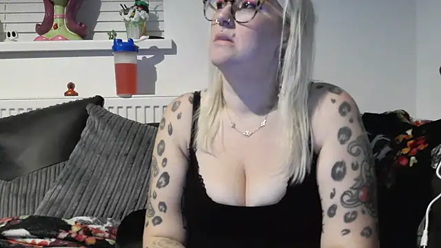 Snapshot of Sizzling_Indie36 chatting on November 12, 5:13 pm Sizzling Indie36 online show from November 12, 5:13 pm