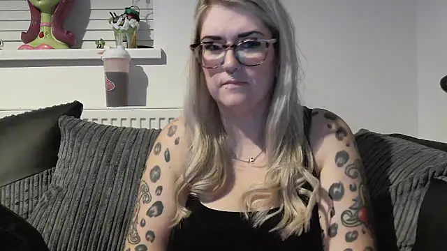 Snapshot of Sizzling_Indie36 chatting on November 13, 8:19 pm Sizzling Indie36 online show from November 13, 8:19 pm