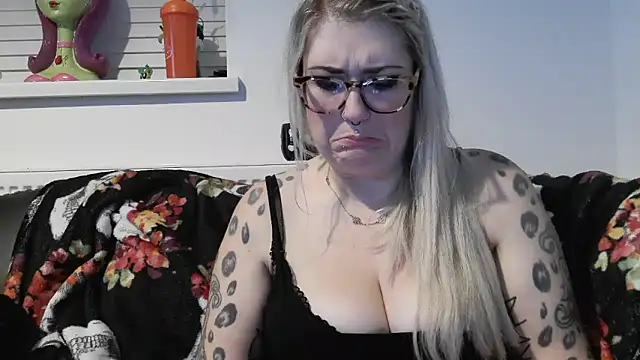 Snapshot of Sizzling_Indie36 chatting on November 14, 11:13 pm Sizzling Indie36 online show from November 14, 11:13 pm