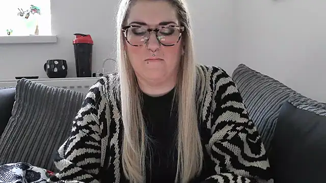 Snapshot of Sizzling_Indie36 chatting on November 18, 2:54 pm Sizzling Indie36 online show from November 18, 2:54 pm