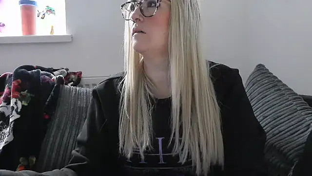 Snapshot of Sizzling_Indie36 chatting on November 20, 2:39 pm Sizzling Indie36 online show from November 20, 2:39 pm