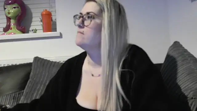 Snapshot of Sizzling_Indie36 chatting on November 21, 6:06 pm Sizzling Indie36 online show from November 21, 6:06 pm