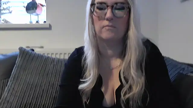 Snapshot of Sizzling_Indie36 chatting on November 27, 10:50 am Sizzling Indie36 online show from November 27, 10:50 am