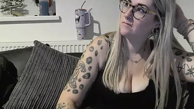 Snapshot of Sizzling_Indie36 chatting on November 30, 7:18 pm Sizzling Indie36 online show from November 30, 7:18 pm