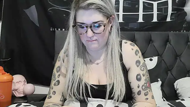 Snapshot of Sizzling_Indie36 chatting on December 15, 12:15 am Sizzling Indie36 online show from December 15, 12:15 am