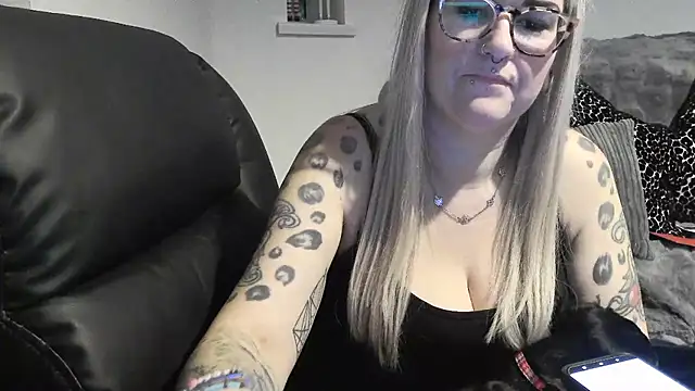 Snapshot of Sizzling_Indie36 chatting on December 15, 7:07 pm Sizzling Indie36 online show from December 15, 7:07 pm