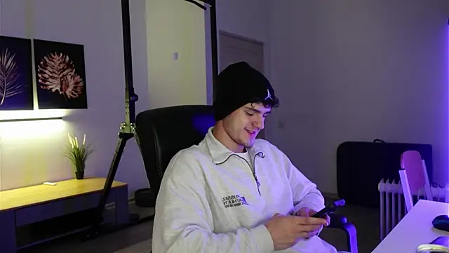 Snapshot of Brad_Holloway chatting on November 8, 8:18 pm Brad Holloway online show from November 8, 8:18 pm