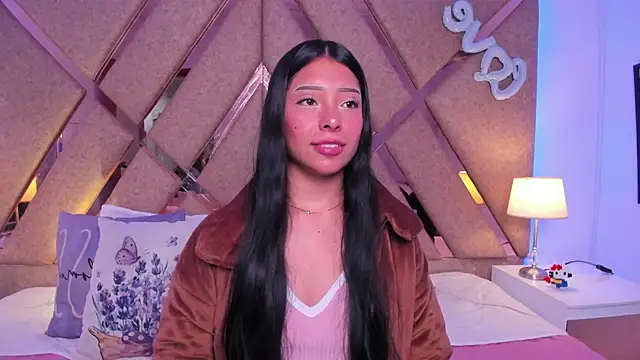 Snapshot of Emilybutterfly1 chatting on March 19, 8:54 pm Emilybutterfly1 online show from March 19, 8:54 pm