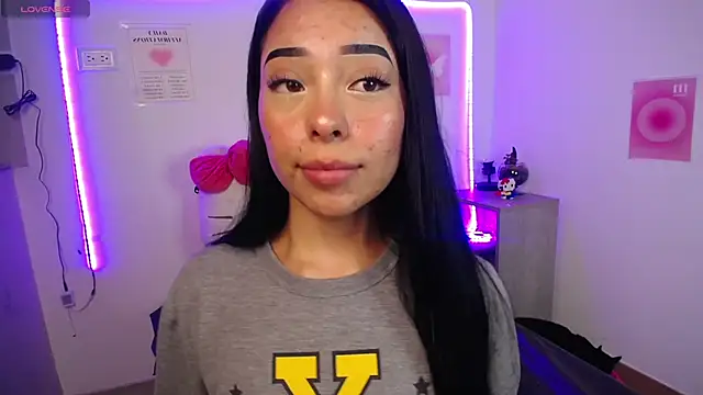 Snapshot of Emilybutterfly1 chatting on September 9, 1:05 am Emilybutterfly1 online show from September 9, 1:05 am