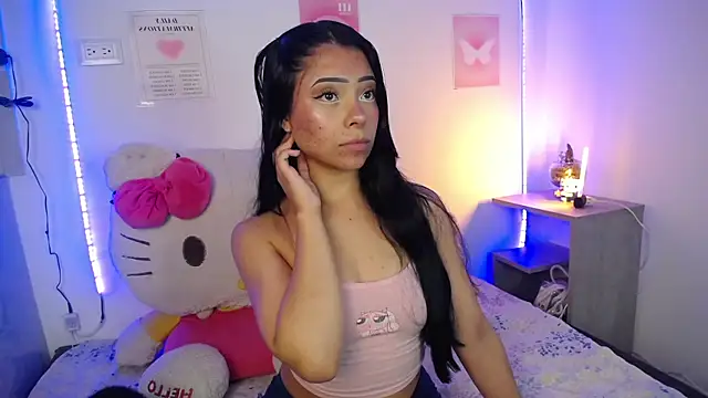 Snapshot of Emilybutterfly1 chatting on November 20, 3:39 am Emilybutterfly1 online show from November 20, 3:39 am