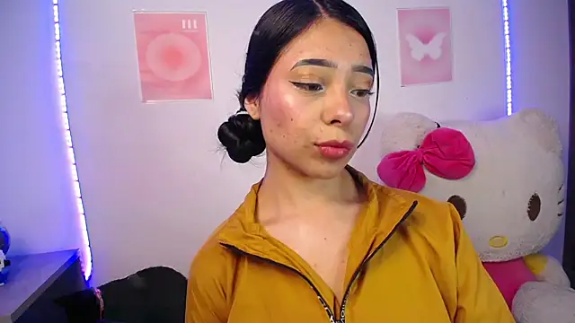 Snapshot of Emilybutterfly1 chatting on December 14, 2:39 am Emilybutterfly1 online show from December 14, 2:39 am