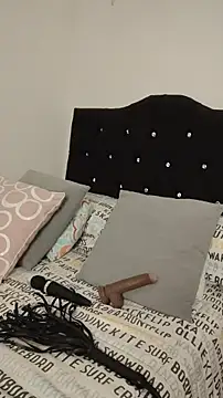 Snapshot of Elowyn chatting on November 23, 2:22 am Elowyn online show from November 23, 2:22 am