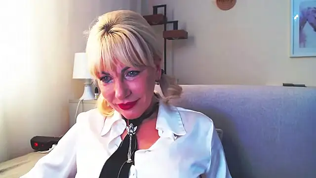 Snapshot of GabrielleTrue chatting on October 2, 6:09 am GabrielleTrue online show from October 2, 6:09 am