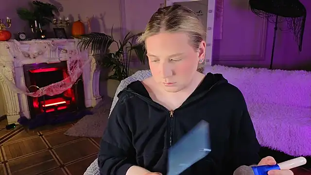 Snapshot of Jes_Solar chatting on October 31, 9:05 pm Jes Solar online show from October 31, 9:05 pm