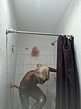 Snapshot of ItsBarbieBitcxxxx69 chatting on November 20, 8:14 am ItsBarbieBitcxxxx69 online show from November 20, 8:14 am