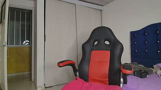 lovehotpink online show from October 11, 11:25 pm