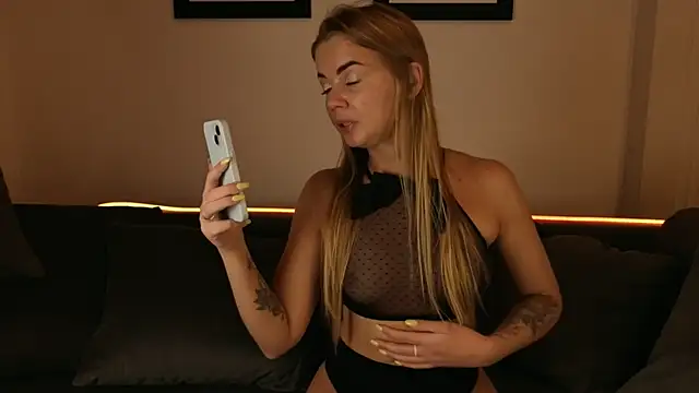 CarrieBradshaww online show from October 27, 4:00 pm