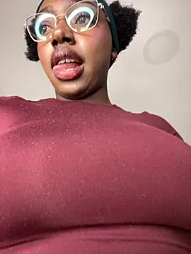 alissradiante1 online show from October 26, 10:15 pm