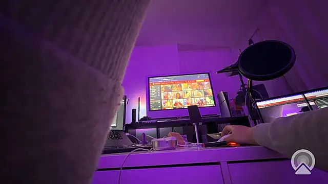 Snapshot of Nudistboyy22 chatting on November 24, 2:44 am Nudistboyy22 online show from November 24, 2:44 am