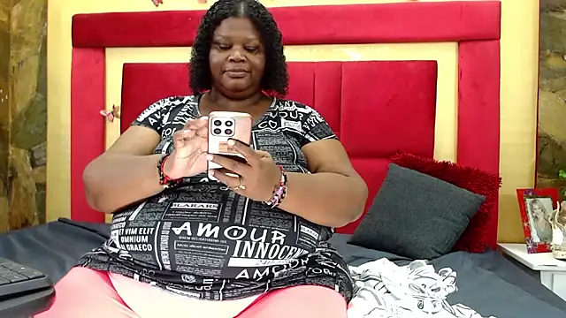 Snapshot of Exoticbigmandy chatting on November 18, 9:19 pm Exoticbigmandy online show from November 18, 9:19 pm