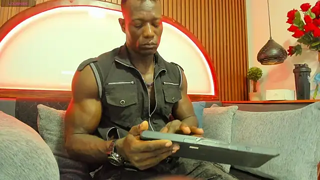 Snapshot of MarcusBlack_ chatting on November 5, 9:31 am MarcusBlack online show from November 5, 9:31 am