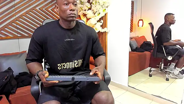 Snapshot of MarcusBlack_ chatting on November 14, 11:42 am MarcusBlack online show from November 14, 11:42 am