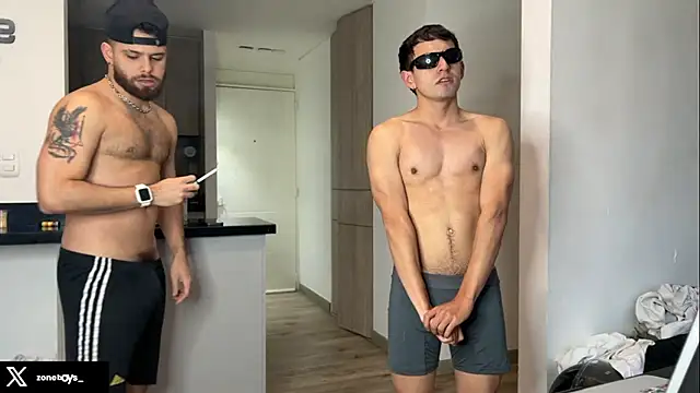 Snapshot of zoneboys chatting on September 15, 10:54 pm zoneboys online show from September 15, 10:54 pm