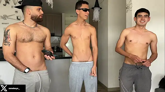 Snapshot of zoneboys chatting on October 5, 9:24 pm zoneboys online show from October 5, 9:24 pm