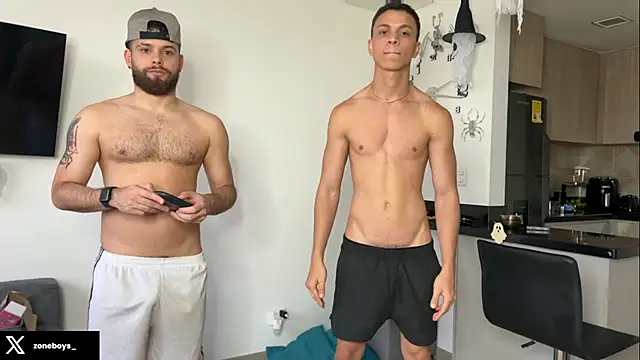 Snapshot of zoneboys chatting on October 10, 9:58 pm zoneboys online show from October 10, 9:58 pm