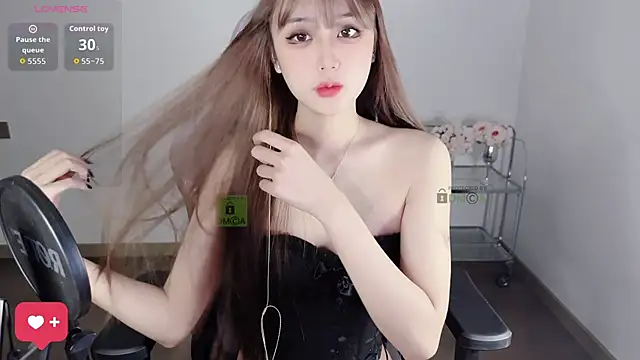 OwQoll online show from October 23, 6:06 pm