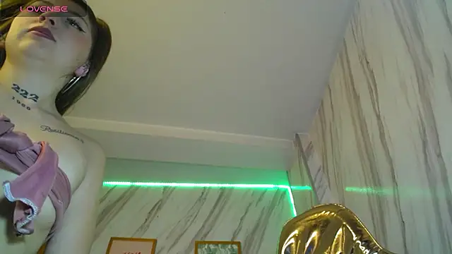 madelen b online show from September 22, 7:49 pm