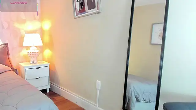 isabella milf  online show from September 17, 7:04 pm