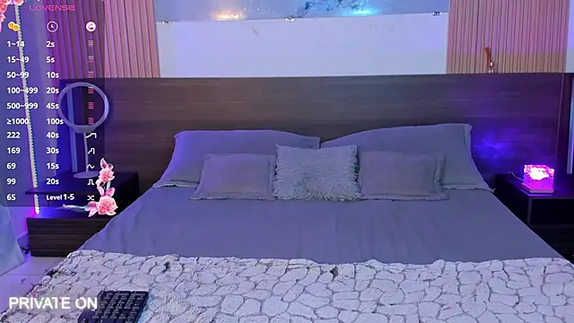 Snapshot of samanthaa_moon chatting on October 1, 9:10 pm samanthaa moon online show from October 1, 9:10 pm