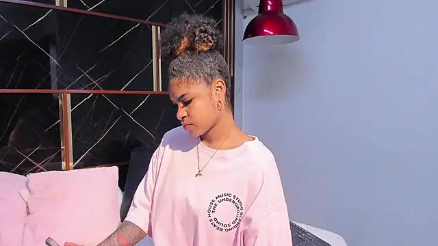 Snapshot of HannyThompson chatting on November 19, 12:05 pm HannyThompson online show from November 19, 12:05 pm