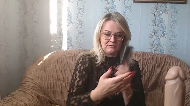 Snapshot of EleanoraDream chatting on September 15, 12:38 pm EleanoraDream online show from September 15, 12:38 pm