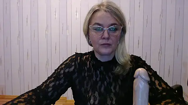 Snapshot of EleanoraDream chatting on October 13, 2:39 pm EleanoraDream online show from October 13, 2:39 pm