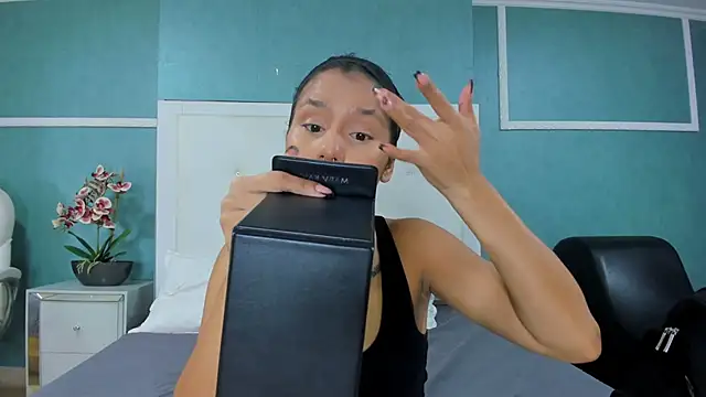 ania gomez online show from November 15, 9:00 pm