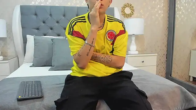 ZoeKrug online show from October 2, 11:39 am