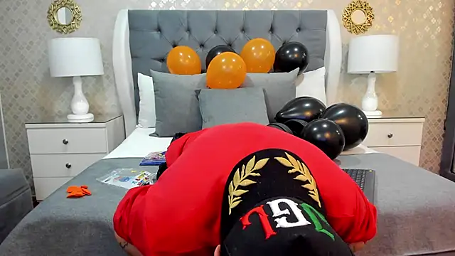 ZoeKrug online show from October 14, 7:25 pm