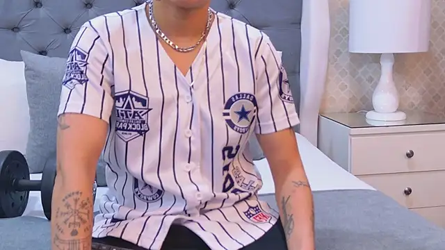 ZoeKrug online show from November 7, 11:43 am