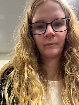 Snapshot of Bikergirl_97 chatting on November 19, 11:54 am Bikergirl 97 online show from November 19, 11:54 am