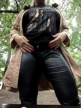 Snapshot of BigAssMom_ chatting on October 9, 12:25 pm BigAssMom online show from October 9, 12:25 pm