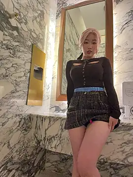 Snapshot of winter11 chatting on October 4, 8:12 am winter11 online show from October 4, 8:12 am