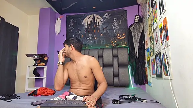 ashtoncooperr online show from October 26, 6:14 pm