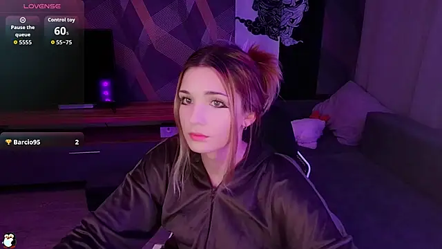 Snapshot of Sandy_Belle chatting on September 18, 6:32 pm Sandy Belle online show from September 18, 6:32 pm