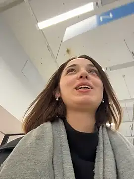 Snapshot of DollyTall chatting on October 17, 8:50 am DollyTall online show from October 17, 8:50 am