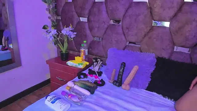 Thiana Taylor online show from November 29, 12:19 pm