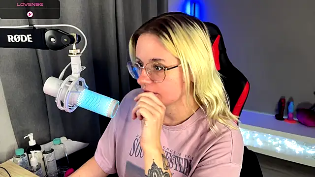 Snapshot of Charlies_world chatting on October 4, 5:22 pm Charlies world online show from October 4, 5:22 pm